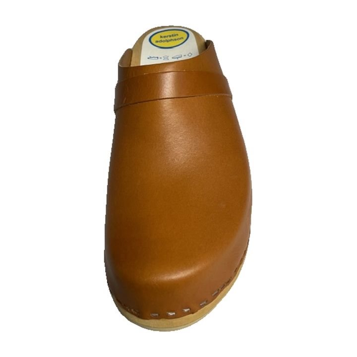 Sabot en cuir lisse marron vu de trois quarts avant