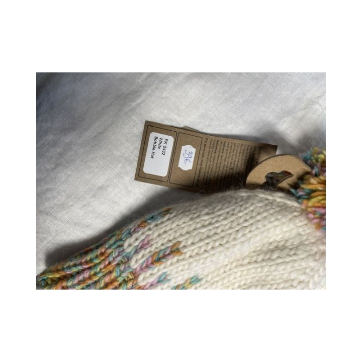 Bonnet blanc à bord pastel et pompon multicolore